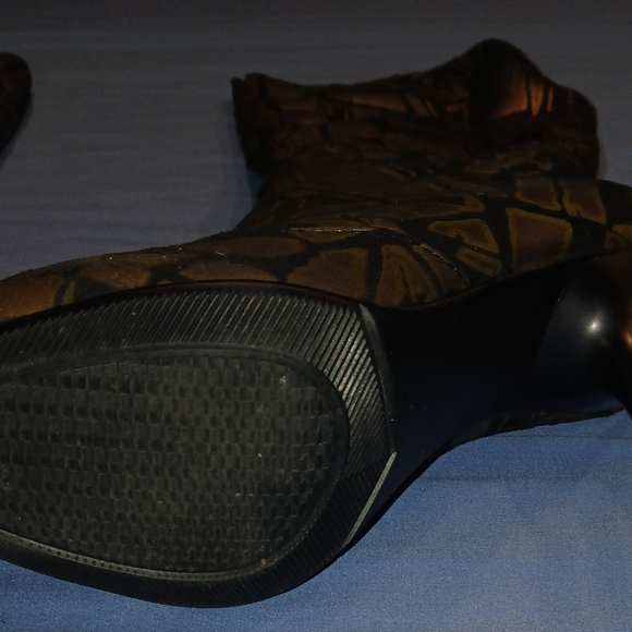 Pre-loved Caliente Black and Gold Suede Boots. Worn only 1 x. - Picture 4 of 10